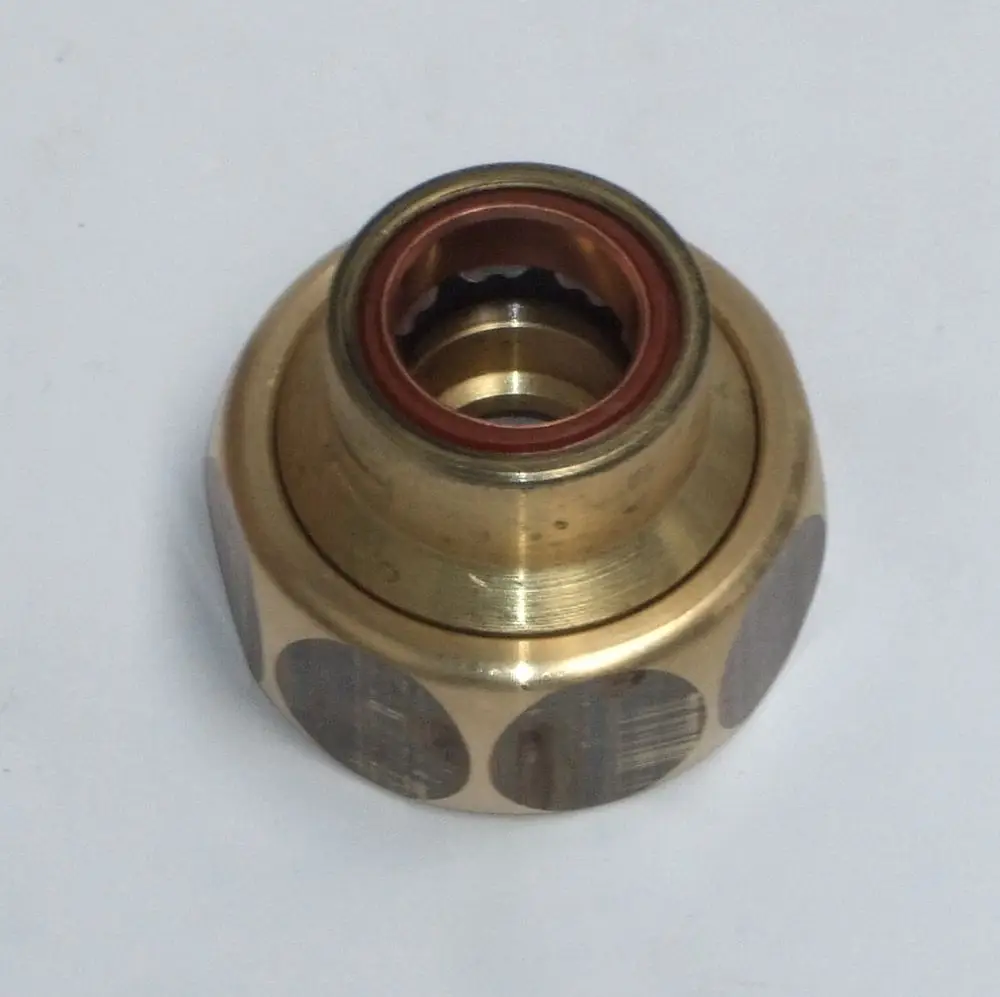 Daikin Übergangsstück in runder Form mit geschliffener Oberfläche und einer Öffnung in der Mitte. Die Farbe ist goldbraun mit roten Dichtungen.